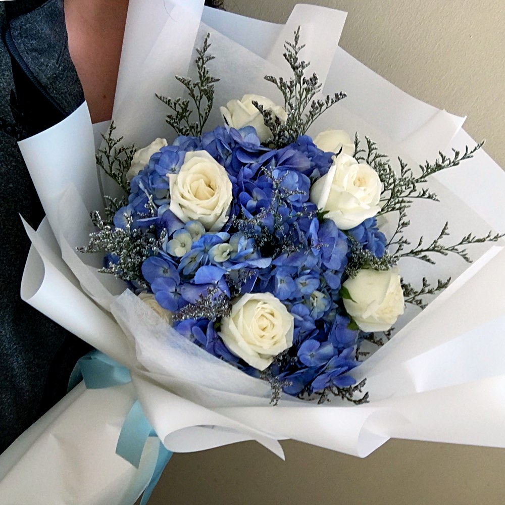 ดอกไฮเดรนเยียร์แซมด้วยกุหลาบขาว | บริการจัดส่งดอกไม้ในกรุงเทพฯ - Fairyfleur